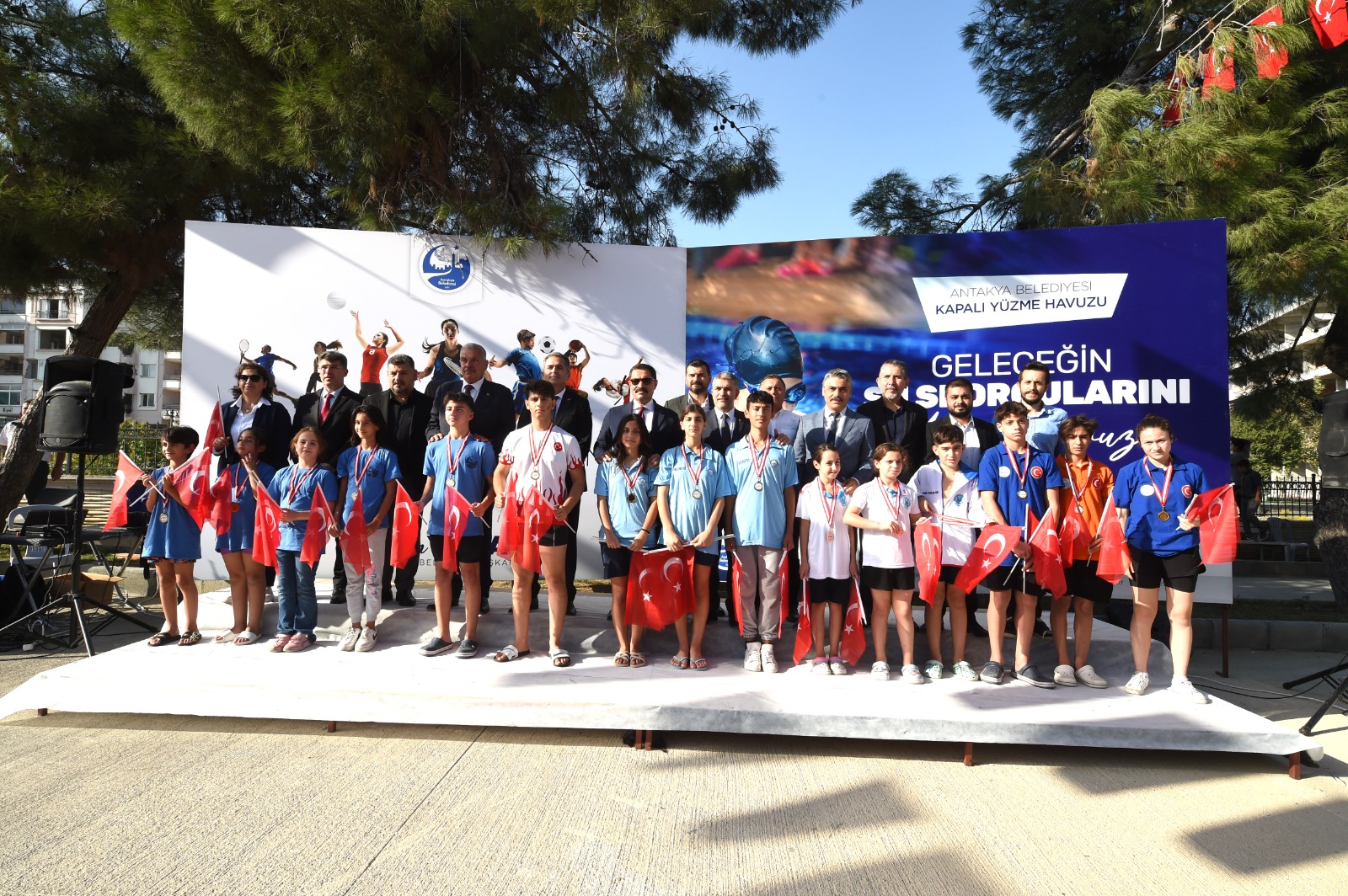Cumhuriyetin 100. Yılında 100 sporcu ile yüzme yarışları gerçekleştirildi