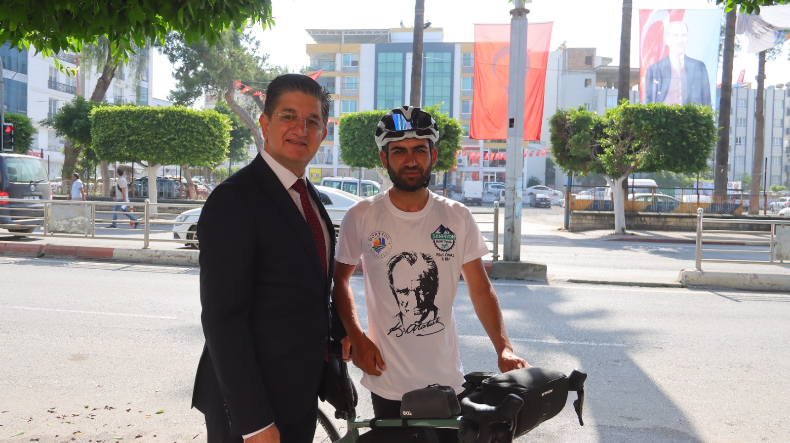 DÖRTYOL BELEDİYE BAŞKANI AMAÇ SAMSUN'A GİDEN BİSİKLETÇİ FİKRİ ÖNAL’I KARŞILADI