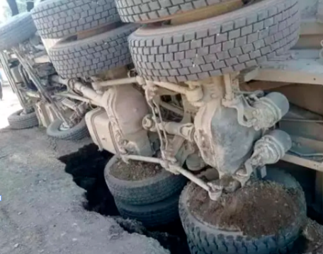Dörtyol’da yol çöktü, kamyon devrildi