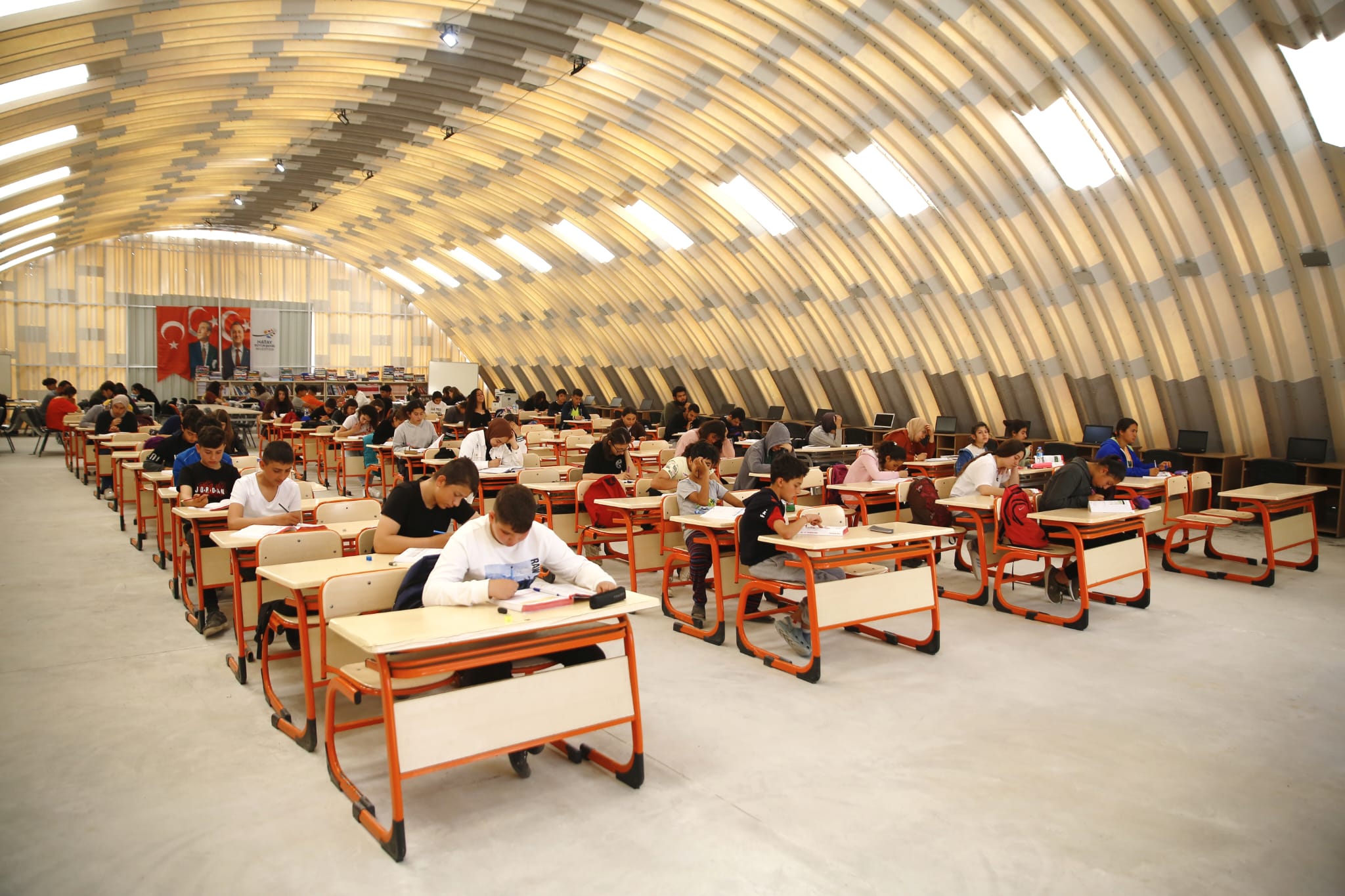 HBB’DEN DEPREMZEDE ÖĞRENCİLERE EĞİTİM SEFERBERLİĞİ 