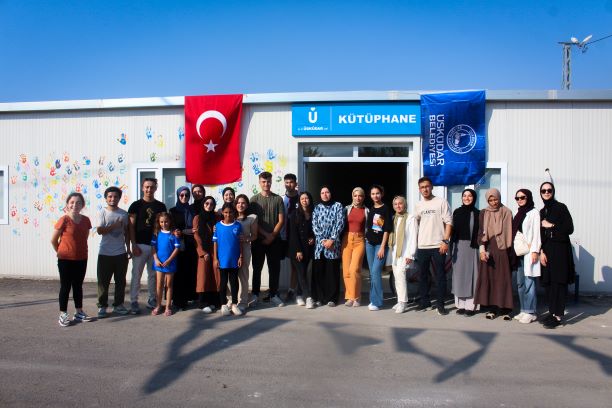 Üniversiteliler Hatay'daki depremzede öğrenciler için kütüphane kurdu